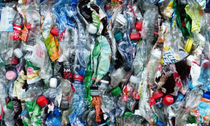 Dal 3 luglio in Europa c'è la direttiva antiplastica: no a piatti, bottiglie, borse e assorbenti. L'Italia dice no
