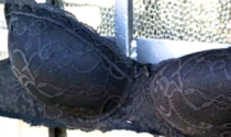 50enne tempestato di reggiseni e messaggi hot sul cancello di casa