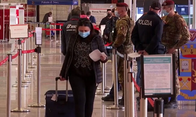 La Farnesina: “Per viaggiare all’estero dotatevi di un’assicurazione Covid”