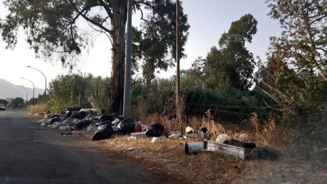 Emergenza rifiuti in Calabria: le strade diventano discariche a cielo aperto