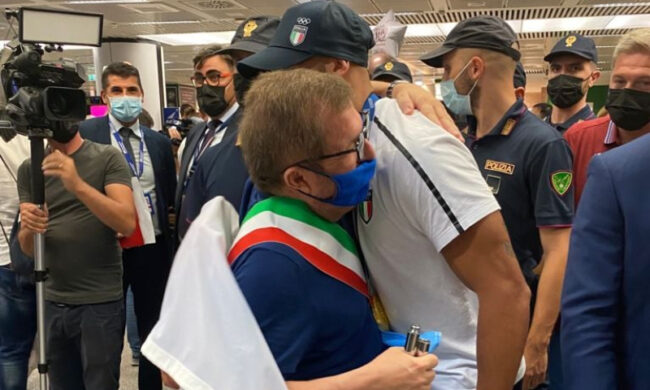 Il ritorno da eroe di Jacobs: bagno di allori, Fedez e accuse social dalla ex