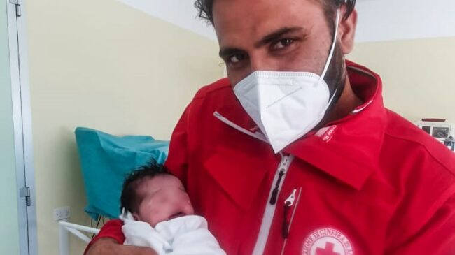 La storia di Hina, la bimba nata in Italia dopo la fuga della madre dall’Afghanistan