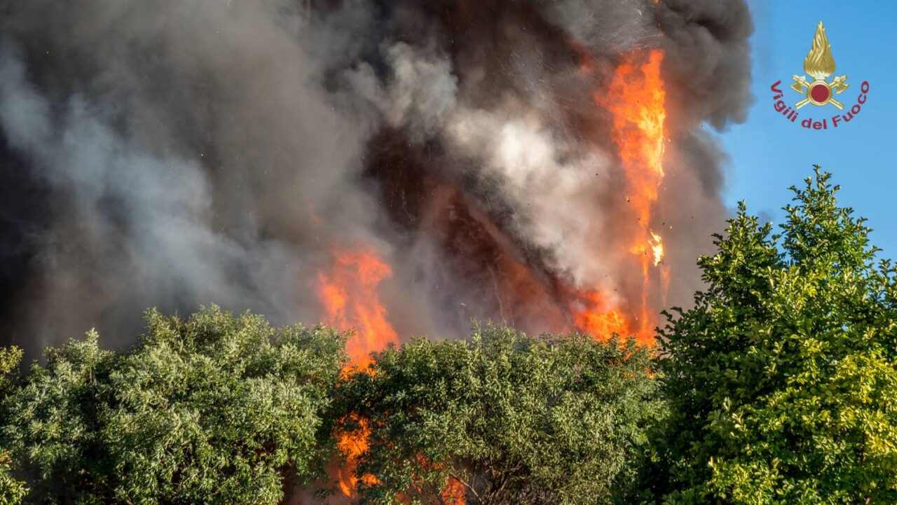 incendio milano palazzo via antonini
