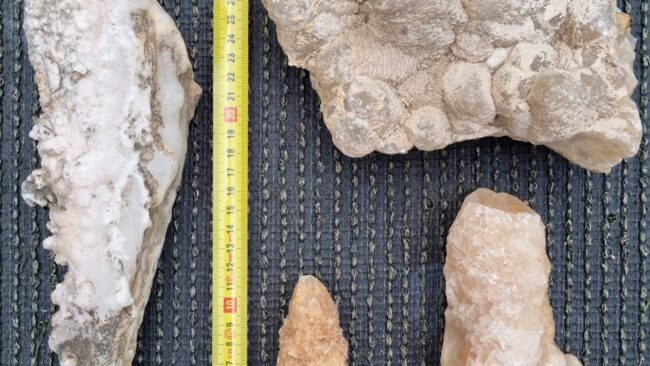 Turisti tedeschi rubano stalattiti e stalagmiti protette in Sardegna, ma dimenticano lo zaino col “bottino” in un ristorante