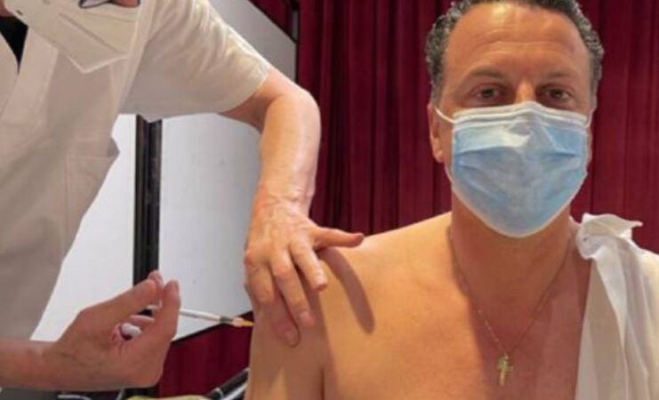 Il sindaco regala 10 euro di tasca propria a chi si fa vaccinare