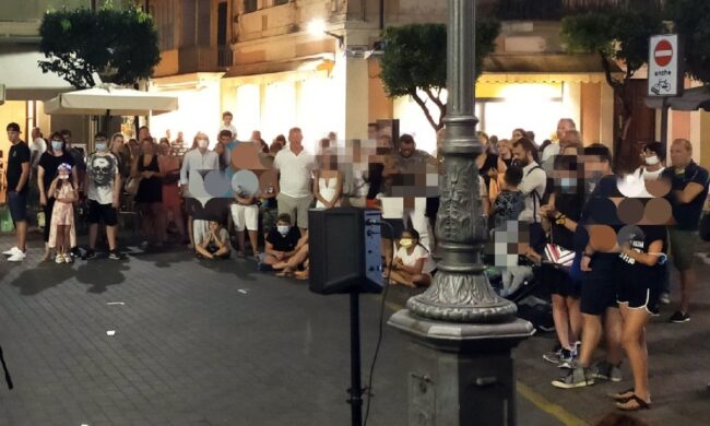 Dalle discoteche “abusive” all’artista di strada: assembramenti e multe