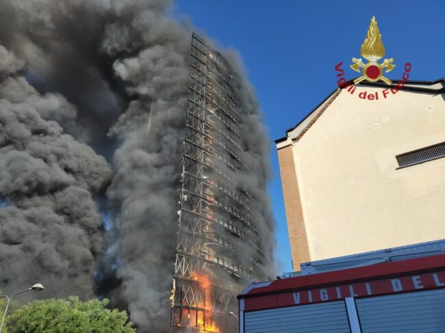 Devastante incendio a Milano: brucia palazzo di 15 piani. Magistratura già al lavoro per accertare le responsabilità