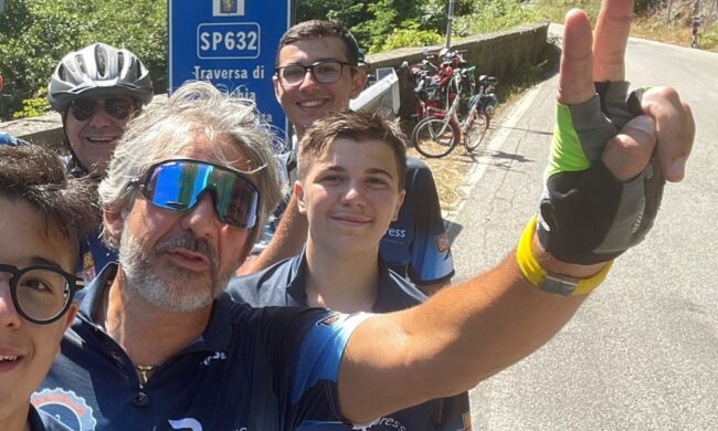 Due anni fa rischiò la vita in un incidente: oggi va da Milano a Roma in sella a una Graziella