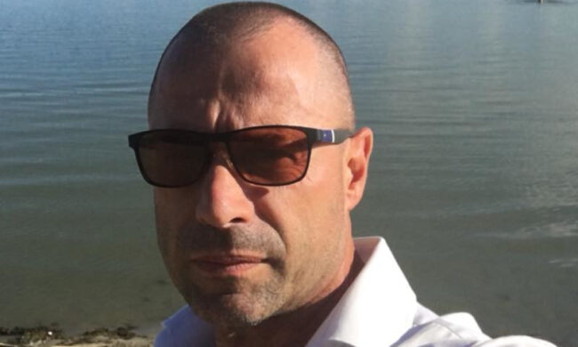 Poliziotto no vax ucciso dal Covid preso nell’hotspot per migranti. La compagna: “Si sentiva più forte del virus”