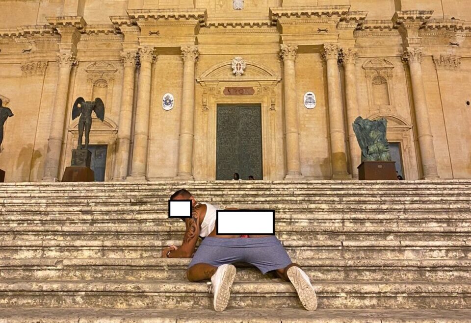 Glutei al vento davanti alla Cattedrale di Noto per una foto su Instagram: 10mila euro di multa a un turista di Milano