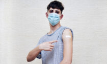 Da oggi in Lombardia i ragazzi tra 12 e 19 anni possono vaccinarsi con "prenotazione veloce"