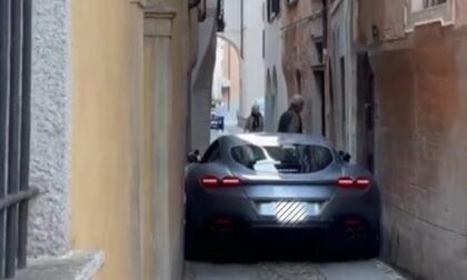 Il video virale della Ferrari Roma rimasta incastrata in un vicolo