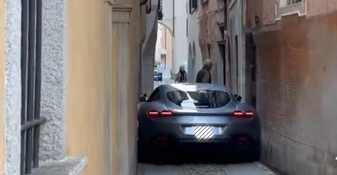 Il video virale della Ferrari Roma rimasta incastrata in un vicolo