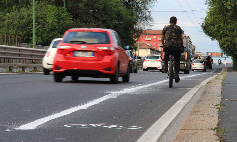 Manca la ciclabile e i residenti di notte ne disegnano una “clandestina”