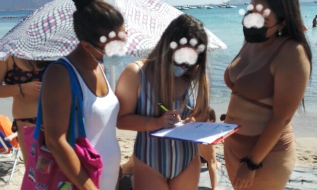 Famiglia in spiaggia col cane multata da tre vigilesse… in bikini