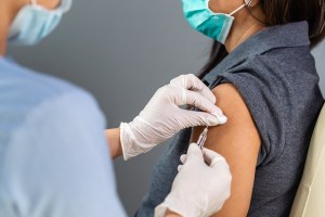 Campagna vaccinale antinfluenzale: tutto quello che c’è da sapere anche rispetto al Covid