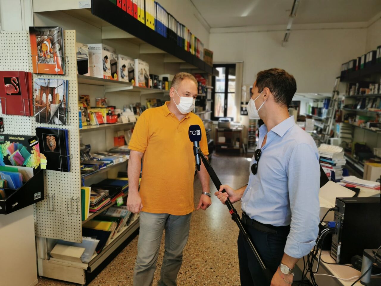 Il paradosso del cartolaio padovano che deve “comprare” i testi scolastici su Amazon