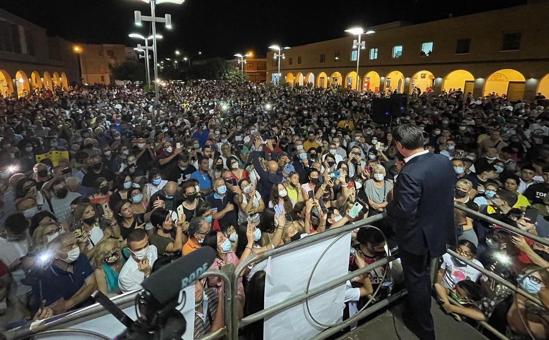 Cantanti Vip insorgono contro Conte e la folla al suo comizio: “Perché ai concerti no?”