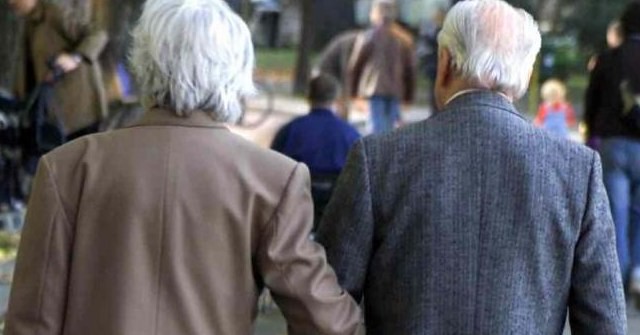Il Covid abbatte la speranza di vita degli italiani: da 83,6 a 82 anni (ma c’è chi ne perde quattro)