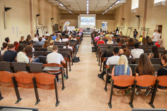 Appello di 150 docenti universitari contro il Green pass. Il ministro: “Lavoreranno da remoto o faranno i tamponi”