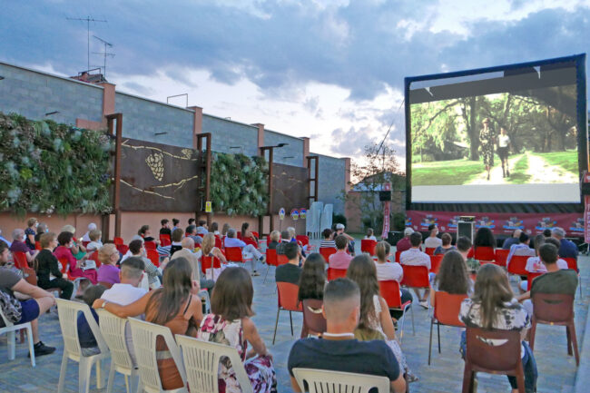 Aumentano le capienze: cinema e teatri al 100% (all’aperto), gli stadi al 75% e musei “liberi”
