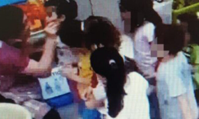 Calci, pugni e insulti ai bambini (tra cui un disabile): maestra d’asilo sospesa