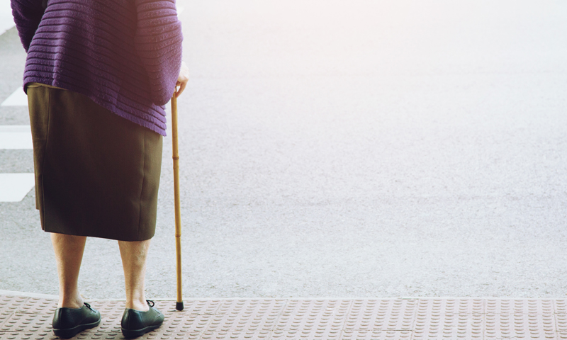 E’ distratta e investe una 80enne: la spinge a bordo strada e poi se ne va