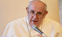 Papa Fancesco: "No vax anche fra i cardinali. Uno ricoverato per Covid". E rispunta Viganò
