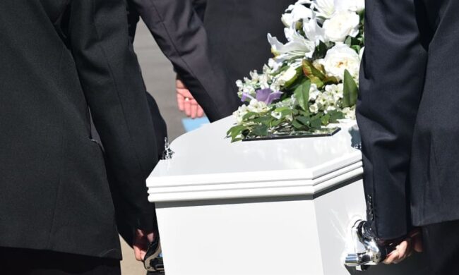 Il business del caro estinto: mazzette in obitorio per favorire le agenzie di pompe funebri “amiche”