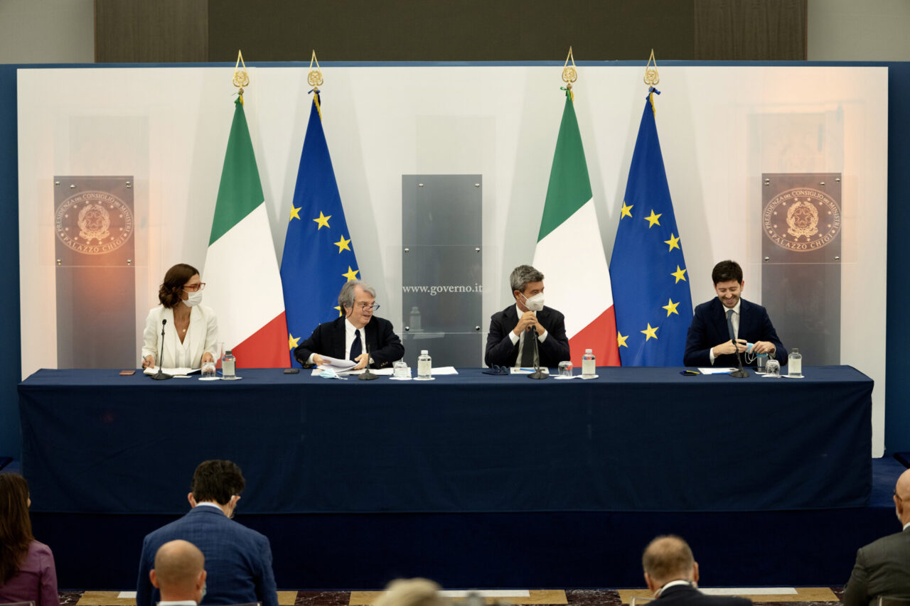 Green pass obbligatorio sul lavoro per tutti: cosa prevede il decreto