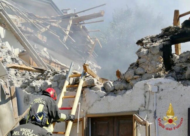 Esplode una casa a Pontremoli, morto un anziano