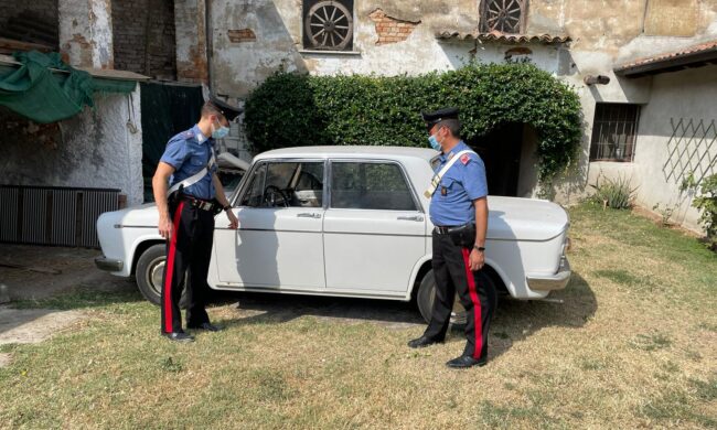 Rubano un’auto d’epoca e… restano a piedi. Denunciati