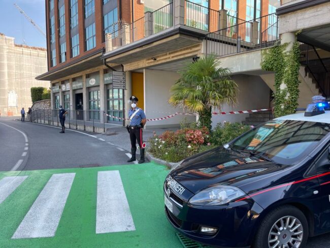 Uccide l’ex moglie a coltellate sulle scale: erano separati da un mese