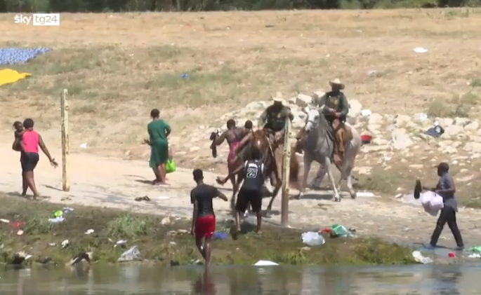Migranti frustati alla frontiera Usa-Messico: video shock indigna il mondo