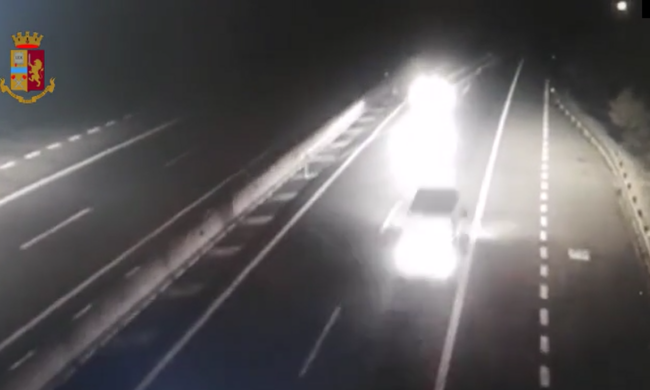 Il video dell’automobilista dieci chilometri contromano in Autostrada. Era ubriaco