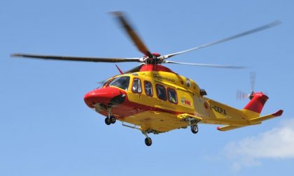 Precipita in un dirupo davanti a mamma e papà: morto a 12 anni
