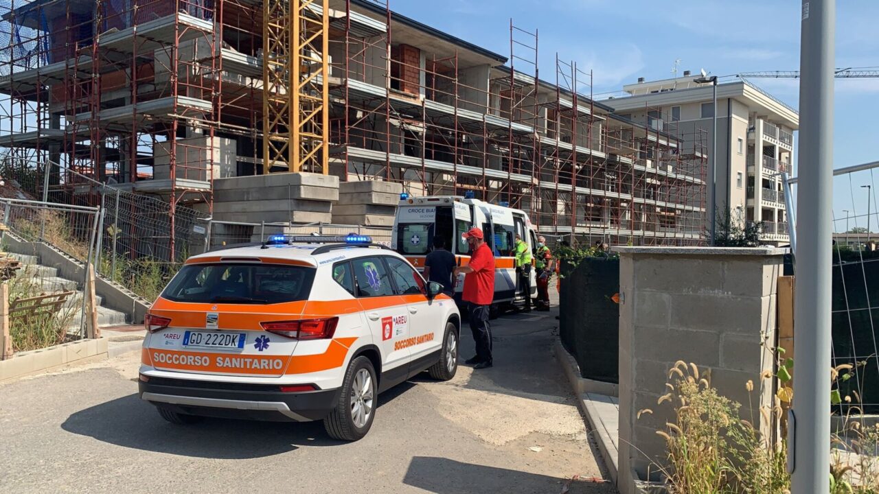 Operaio precipita da un’impalcatura, il padre si lancia nel vuoto per salvarlo