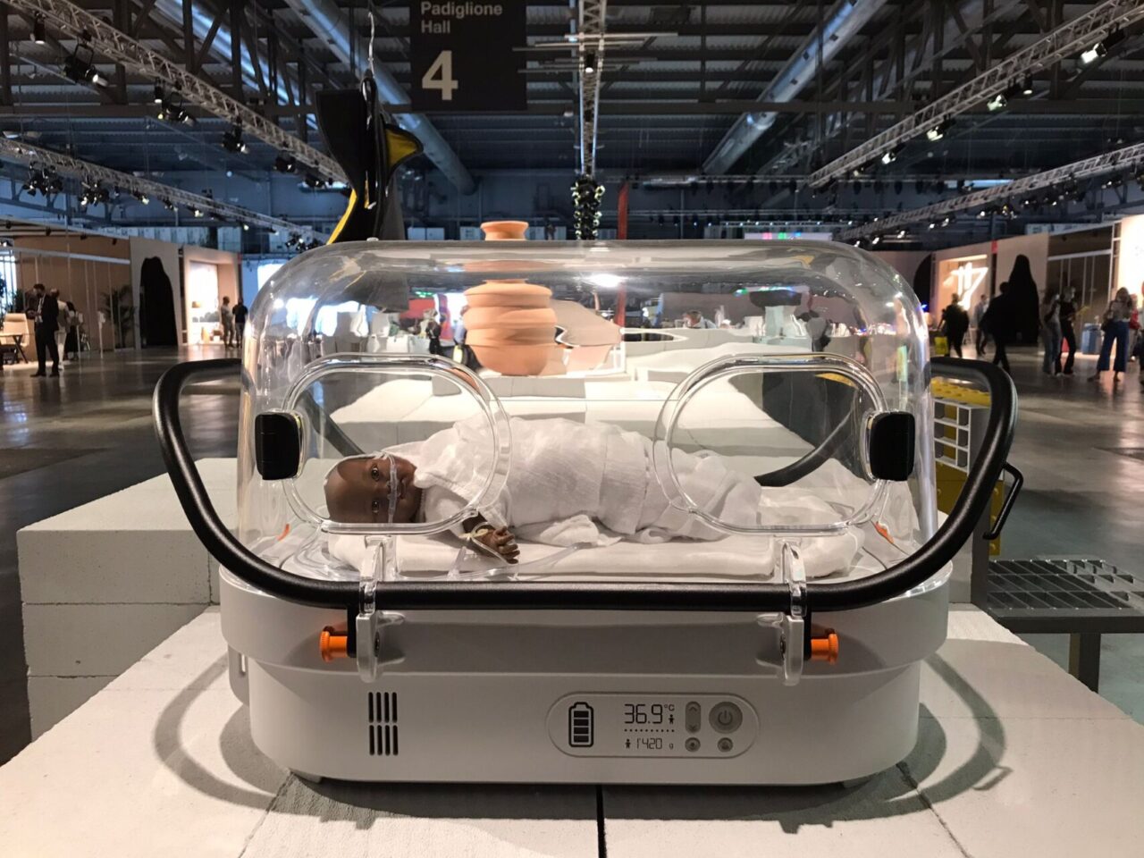 Supersalone 2021, non solo arredi: viaggio tra gli oggetti più strani al mondo. C’è anche l’incubatrice che funziona senza elettricità…
