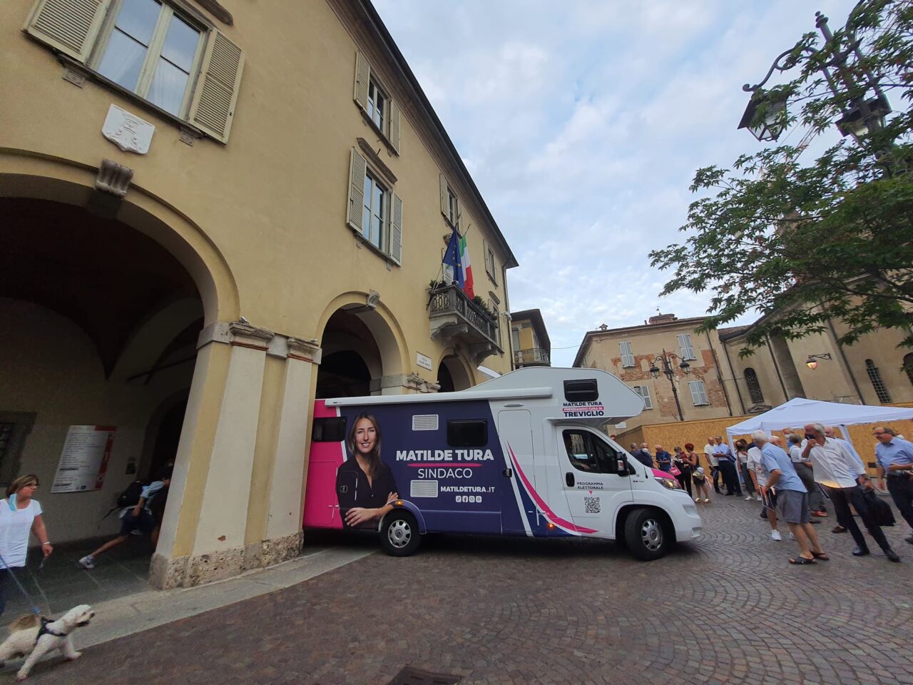 Campagna elettorale… col botto. Il camper della candidata dell’opposizione va a sbattere contro il Comune