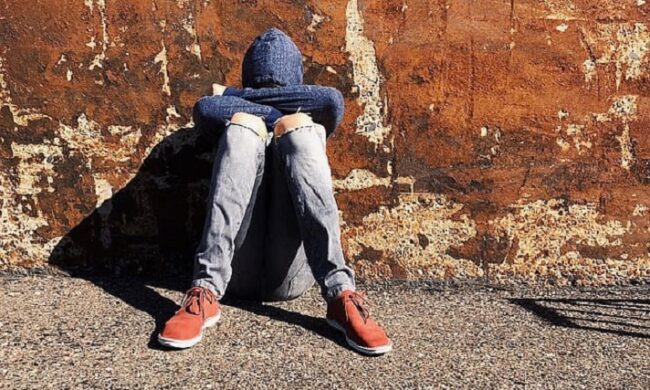 Facevano passare i figli per migranti non accompagnati per farli mantenere dal Comune: che truffa
