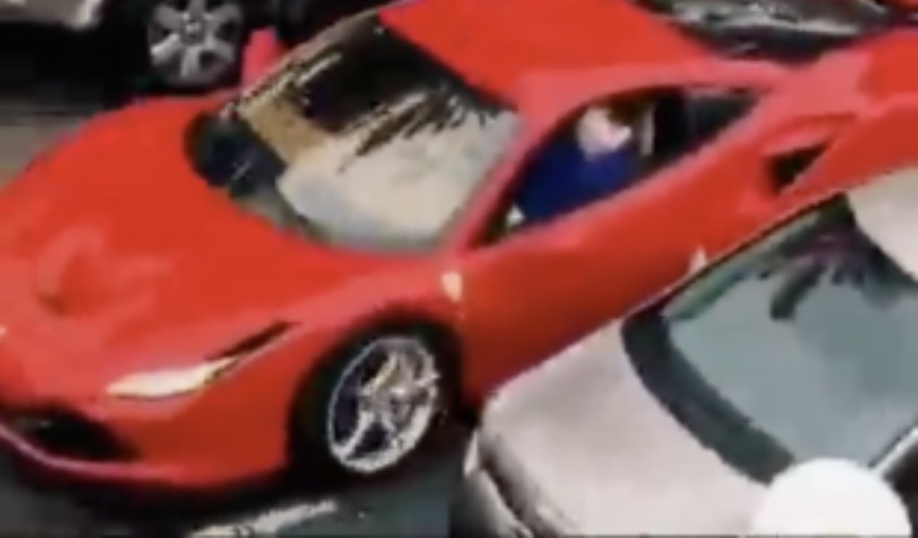 Il video dell’undicenne che guida una Ferrari in città