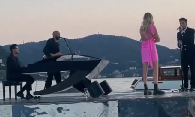 Dopo la lite… la pace. La serenata di Fedez a Chiara Ferragni