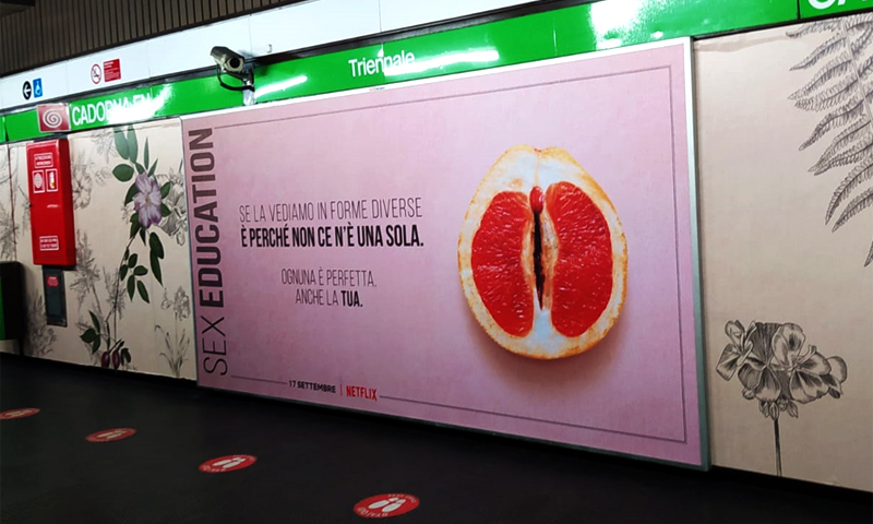 Fichi, banane, ostriche: i manifesti di “Sex Education” fanno scandalo in metro