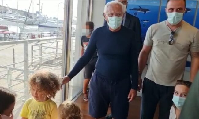 Armani all’acquario di Genova: il siparietto che non ti aspetti con due bimbi