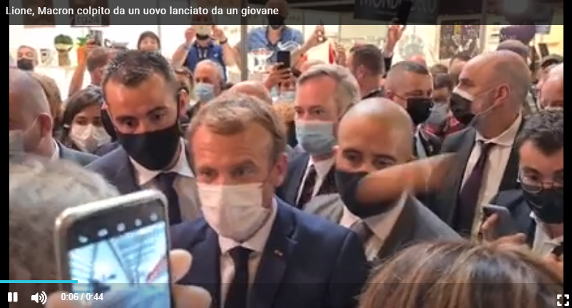 Macron colpito da un uovo lanciato dal pubblico