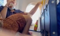 Sesso orale sul volo Ryanair: rischiano la multa perché... senza mascherina