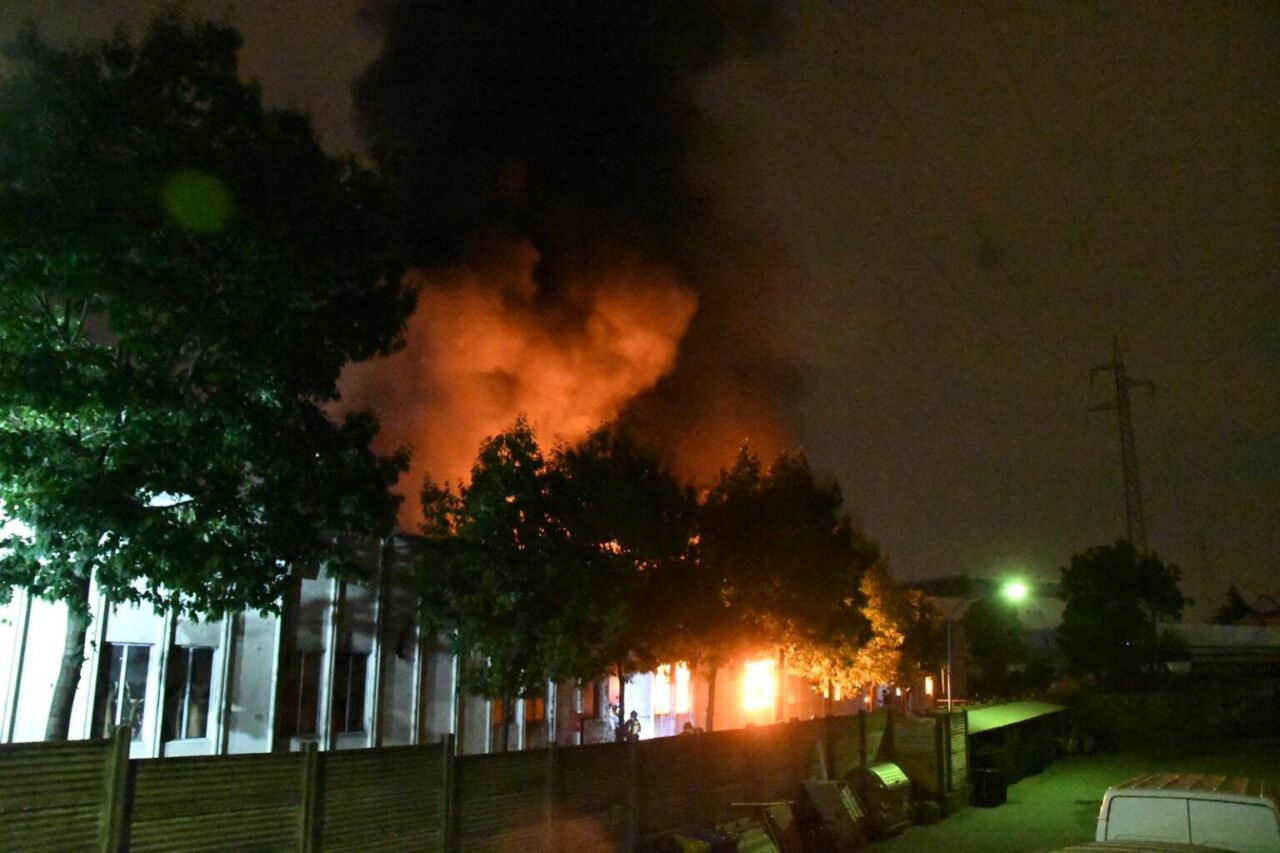 Brucia fabbrica di mascherine. Le foto dello spaventoso incendio