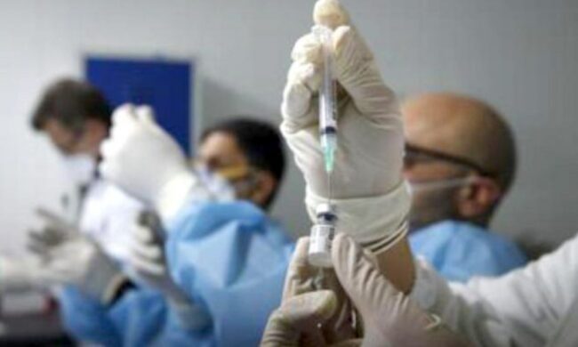 Si è fatto vaccinare 10 volte in un giorno al posto dei No vax (per far avere loro il Green pass)