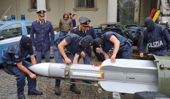 Un “complemento d’arredo”: fasullo il missile per attentare alla vita di Salvini