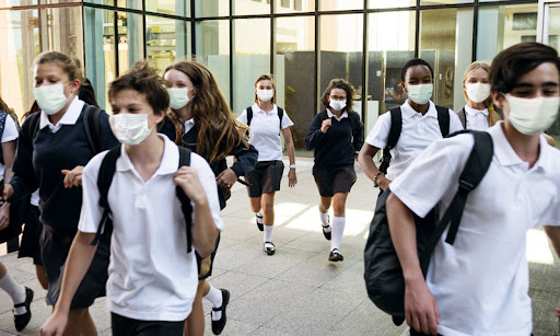 Bimbi mandati a scuola col Covid: denunciati mamma e medico di famiglia